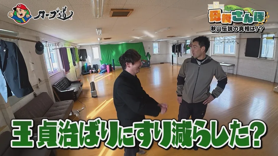 2人の男性が部屋で話している様子を捉えた画像。