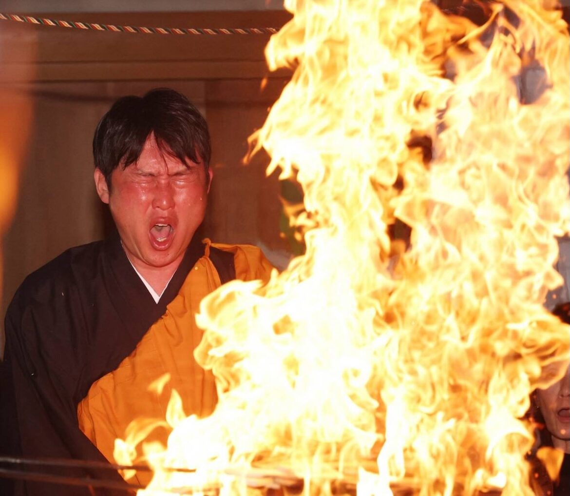 カープ新井監督の闘志むき出し”炎ショット”にファンから期待の声 | 話題の投稿 | スポーツブル (スポブル) カープ新井監督の闘志むき出し"炎ショット”にファンから期待の声 | 話題の投稿 | スポーツブル (スポブル)