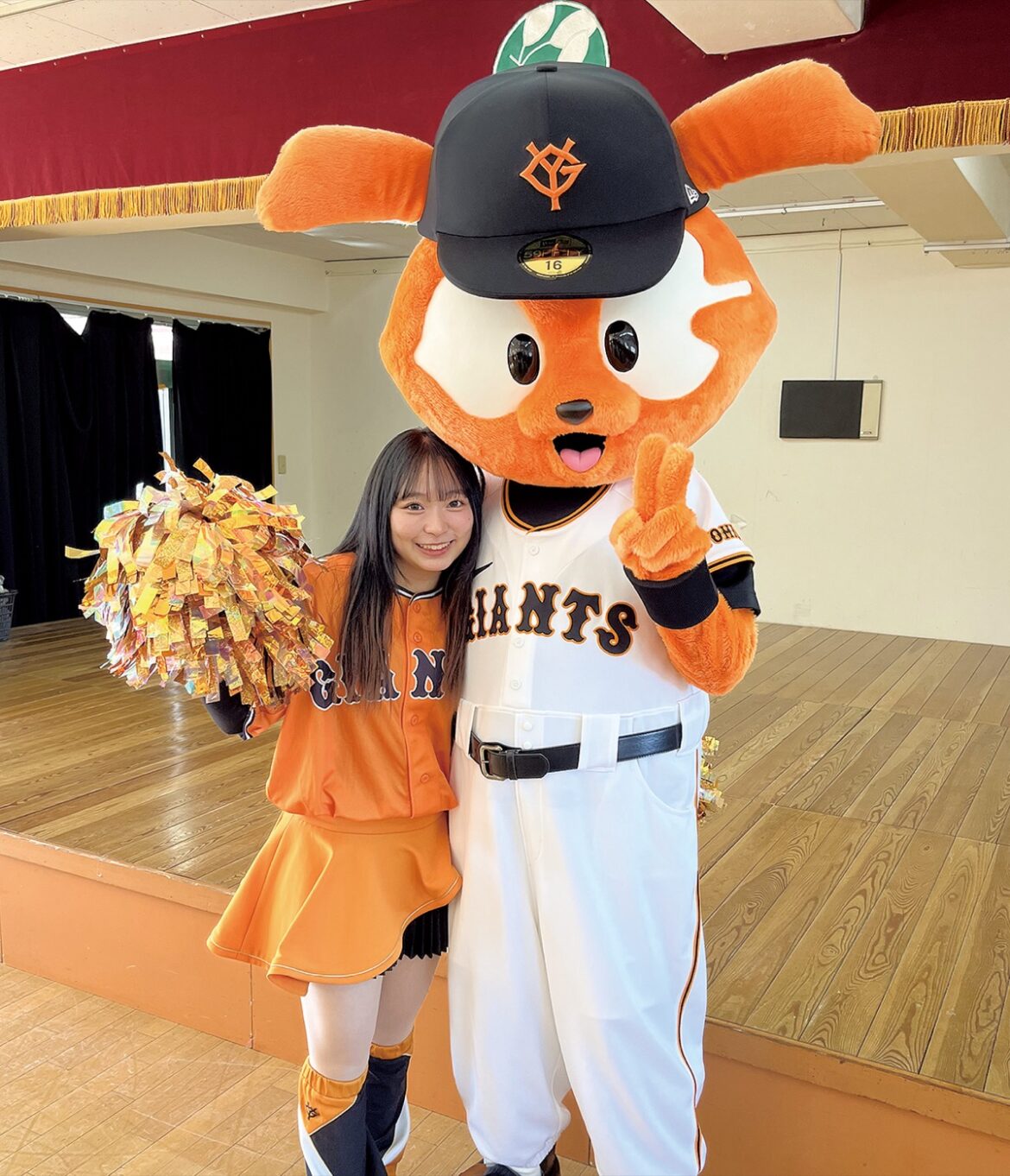 懐かしの幼稚園で園児と触れ合った川村さん、ジャビットと記念撮影