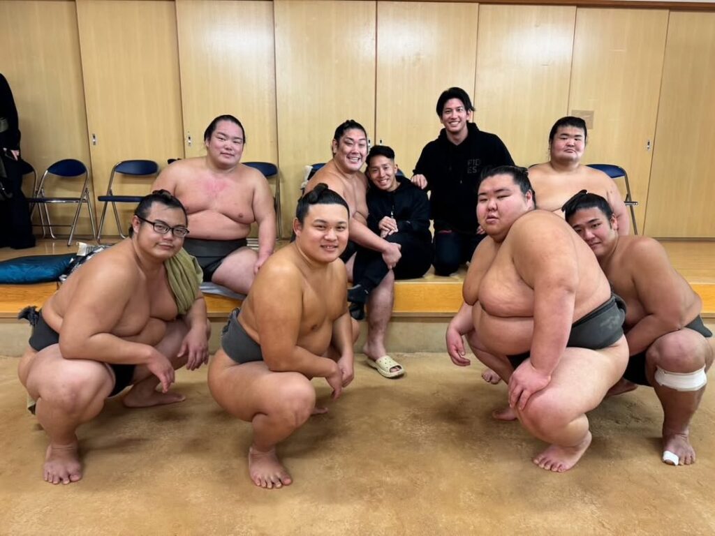 「九州場所に刺激」栗原陵矢、力士たちとの交流ショットに反響「空気感が最高」 | 話題の投稿 | スポーツブル (スポブル) 「九州場所に刺激」栗原陵矢、力士たちとの交流ショットに反響「空気感が最高」 | 話題の投稿 | スポーツブル (スポブル)