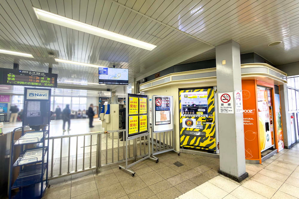 ファンならGETしたい！尼崎・JR立花駅で「阪神タイガース」のガチャ自販機を発見 [画像]