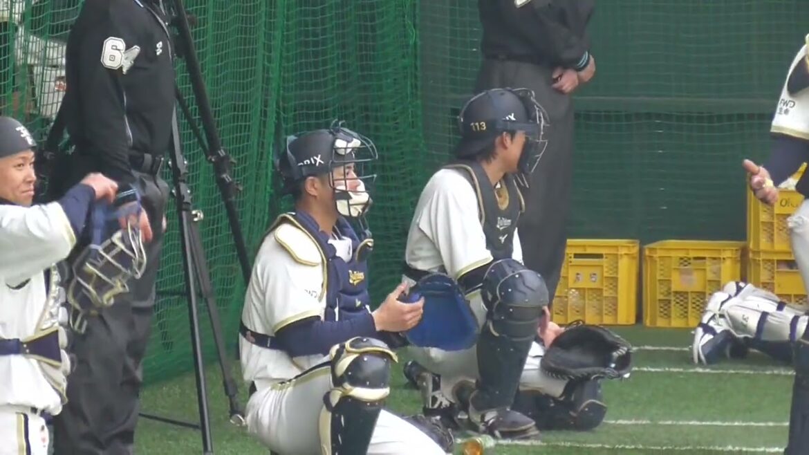 【プロ野球】26.2.1　オリックス　キャンプ（初日） 『ブルペン　キャッチャーおよび、侍ジャパン　曽谷（投げ）＆ 若月（受け）』