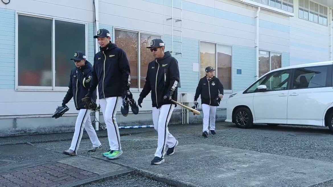 2026年2月3日　オリックス　キャンプ　『練習開始前、サブグラウンドに向かう投手陣』