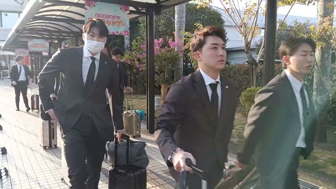 26.1.30 ロッテ選手　宮崎空港到着