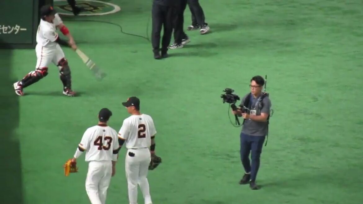 【ジャイアンツ】重信慎之介と仲良く歩く吉川尚輝〜2025年5月7日 巨人阪神戦