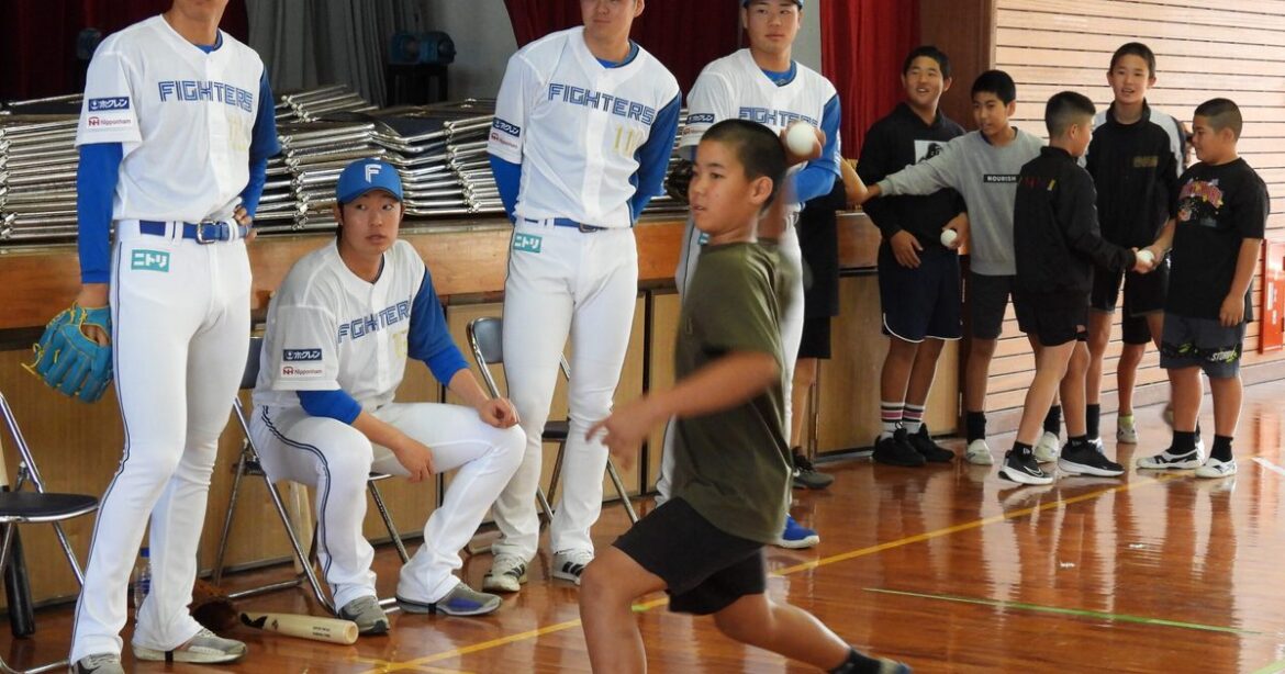 日本ハム４選手　児童と交流　ゲームやプレゼント楽しむ辺土名小
