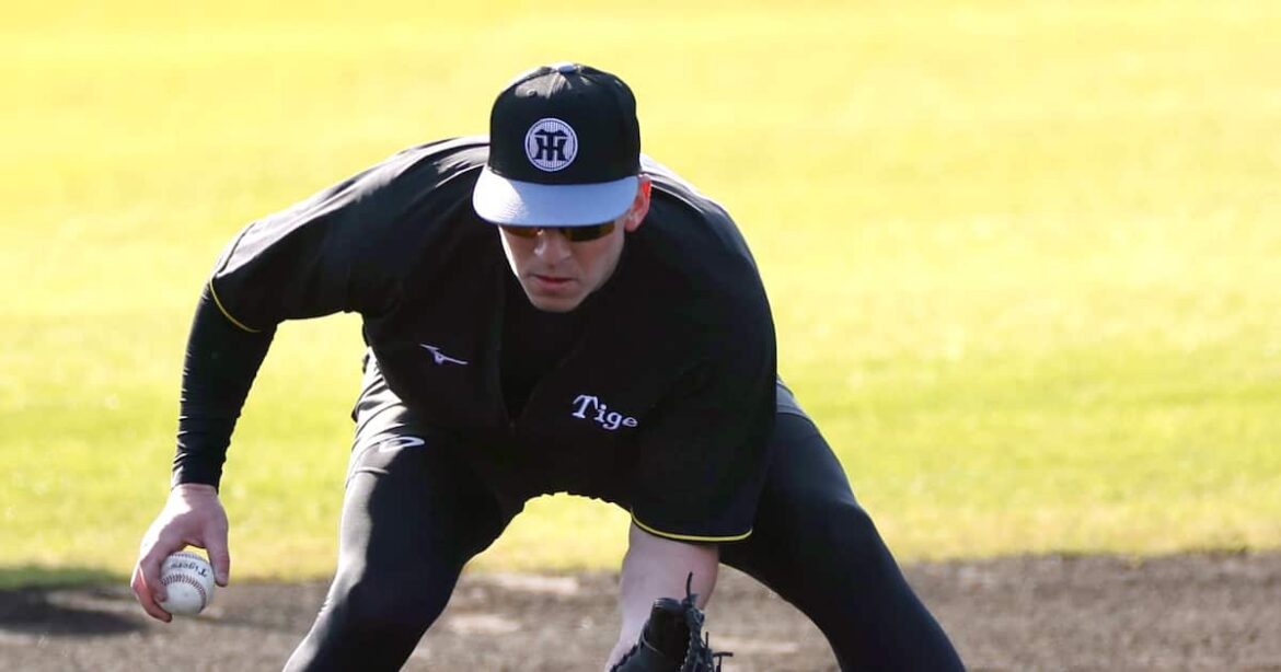 紅白戦で拙守の阪神・ディベイニー、藤川監督が見守るなか約30分の早出特守　田中コーチのアドバイスに「All right！」 - サンスポ