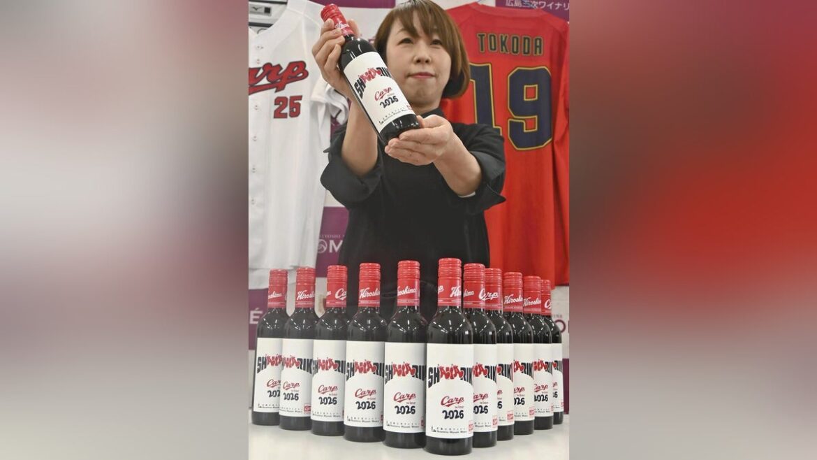 広島三次ワイナリー 広島県 三次市 「しゃかりき」ラベルの限定ワイン発売…歴代ボトルを集めるファンも : 読売新聞