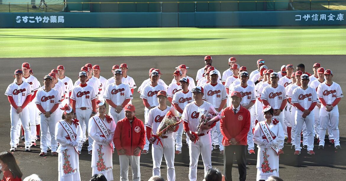 広島 沖縄市でキャンプイン　新井監督「一生懸命」