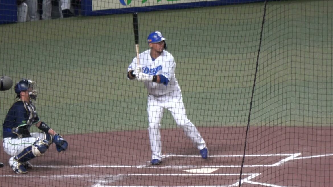 【中田翔】最後の打席に向かう時 ヤクルトベンチからも拍手で送りだされる 現地映像