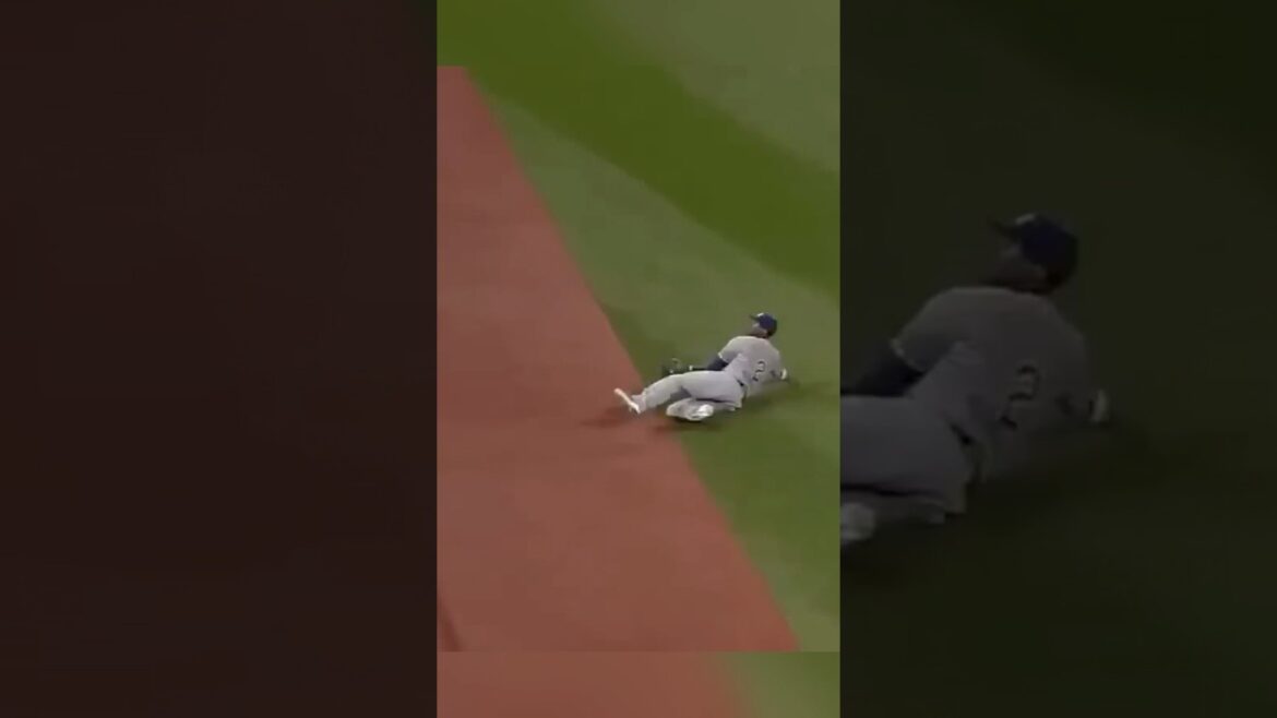 Excelente la atrapada de Alcides Escobar #parati #youtube #mlb #youtubeshorts #beisbol #baseball