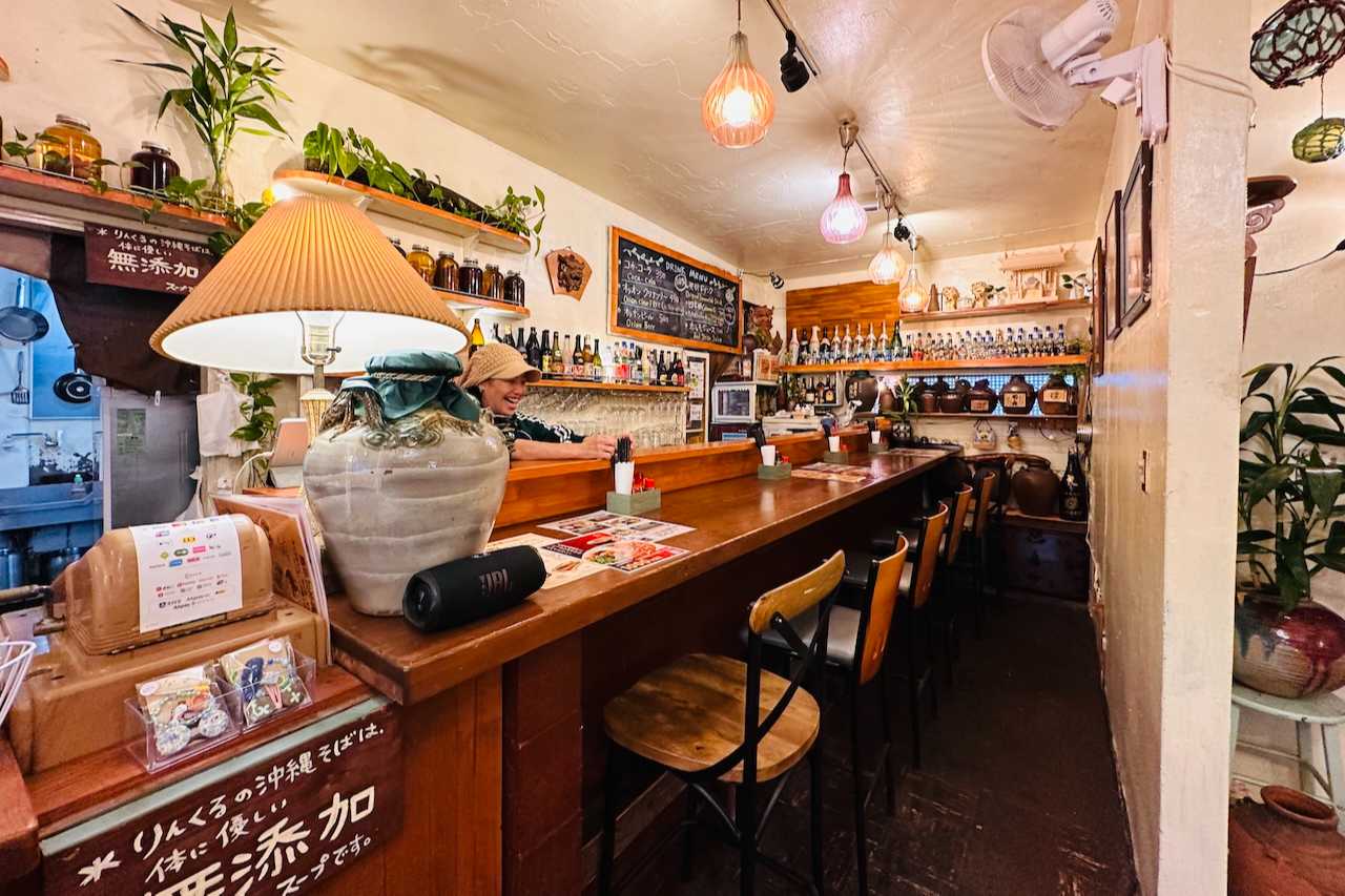 沖縄そばとレトロな魅力があふれる観光グルメスポット「りんくる食堂」（北谷町）