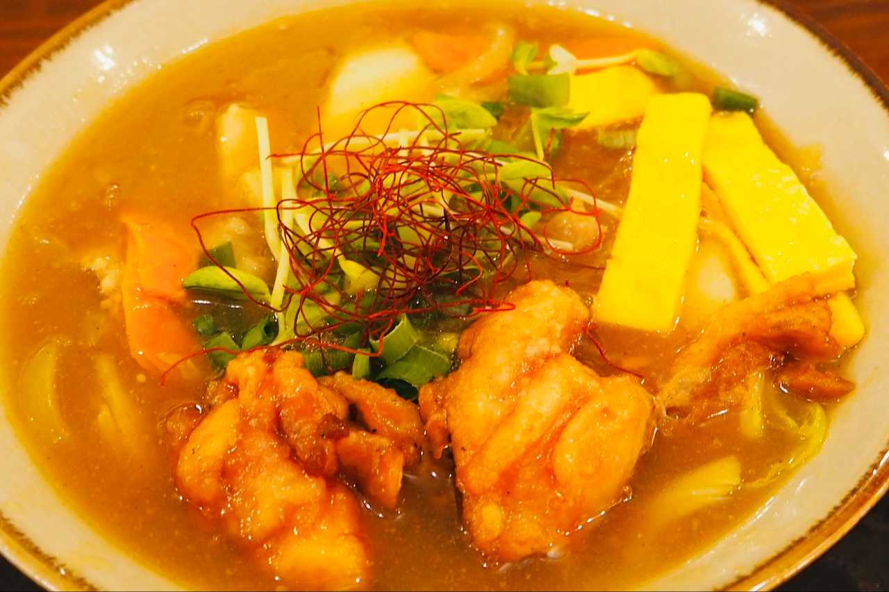 沖縄そばとレトロな魅力があふれる観光グルメスポット「りんくる食堂」（北谷町）