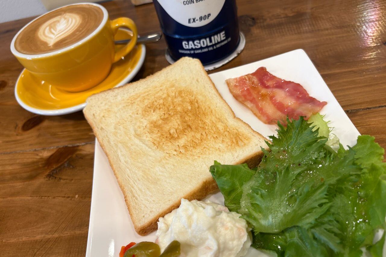 沖縄市泡瀬からはじまる朝7時の幸せコーヒータイム。「BB-Coffee（ビービーコーヒー）」のカフェラテ片手に朝食を（沖縄市）