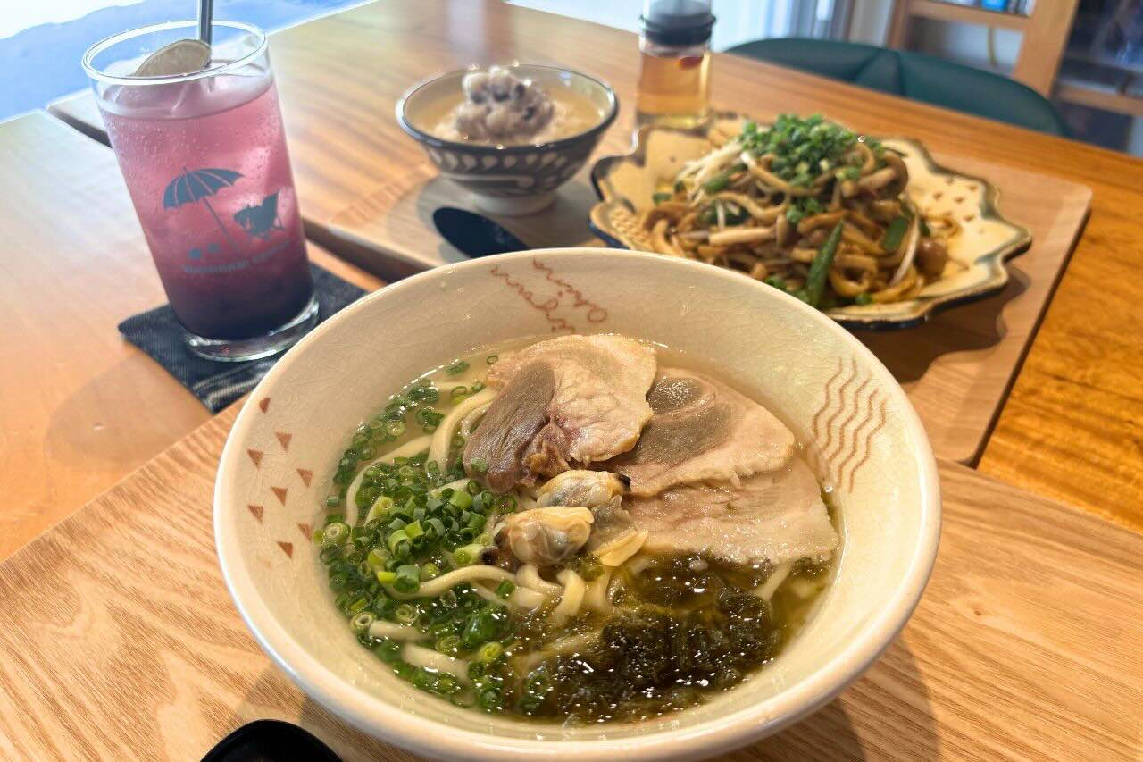 旅と食が交わる「みやんち」でいただく魚介ダシが香る沖縄そば（沖縄市）