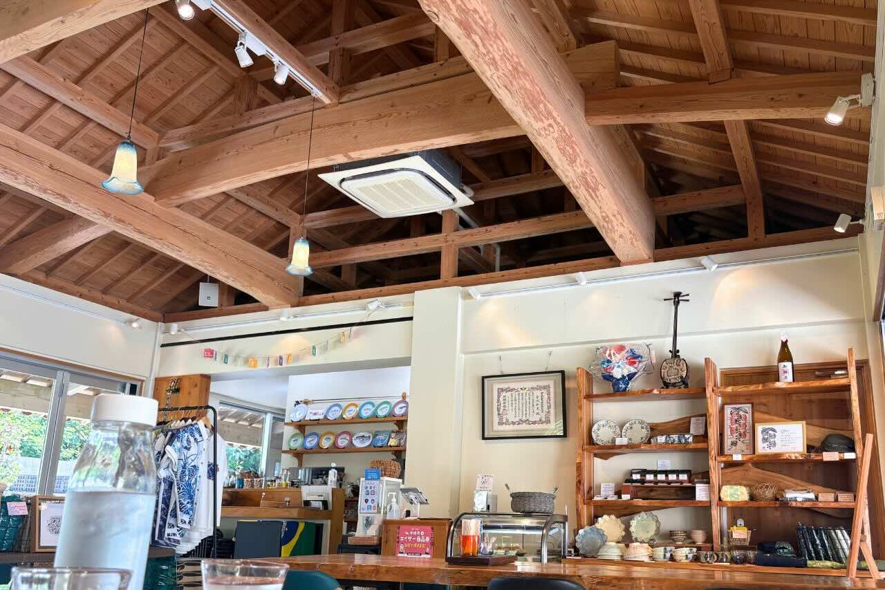 旅と食が交わる「みやんち」でいただく魚介ダシが香る沖縄そば（沖縄市）