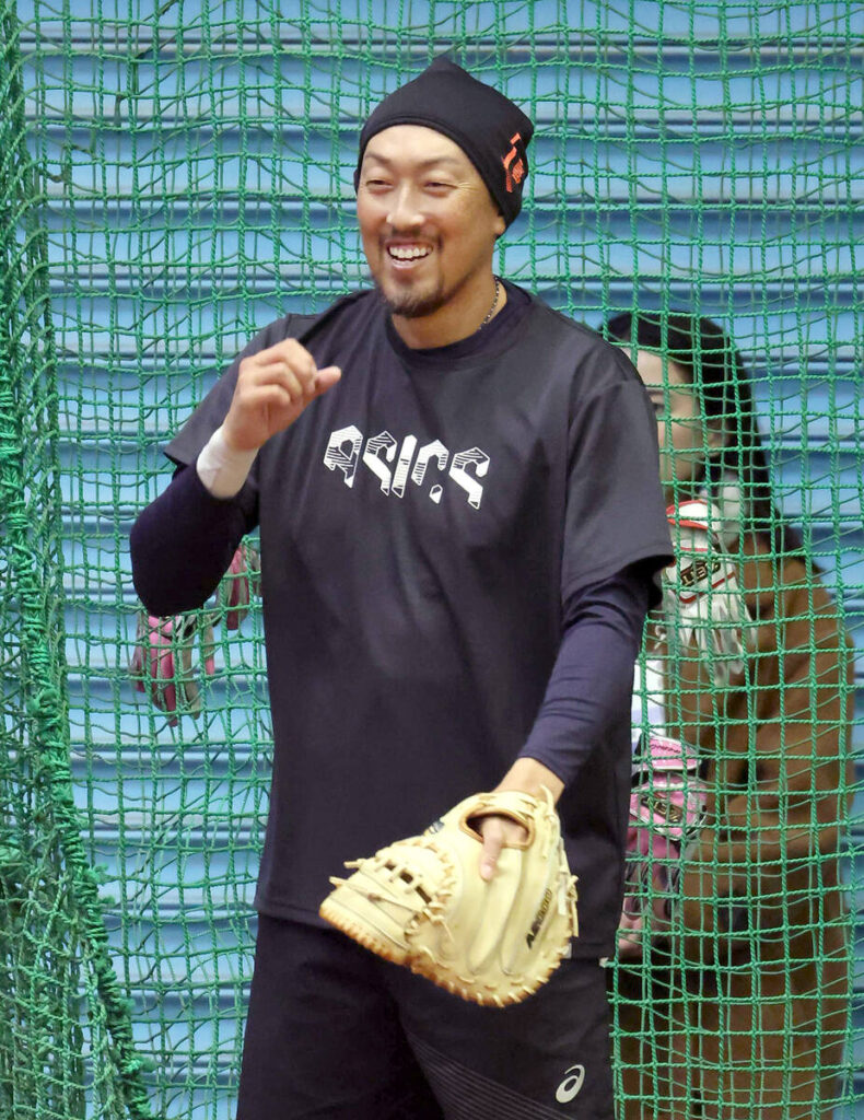 Yoshihisa Hirano smiles between catch (photographer: Baba Hidenori)