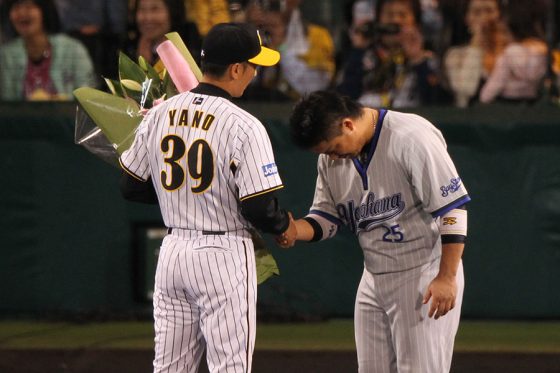 甲子園に響いた「行くな!越えるな!」 名捕手の引退試合…担当アナの実況に隠された”真実” | Full-Count 甲子園に響いた「行くな!越えるな!」 名捕手の引退試合…担当アナの実況に隠された"真実" | Full-Count