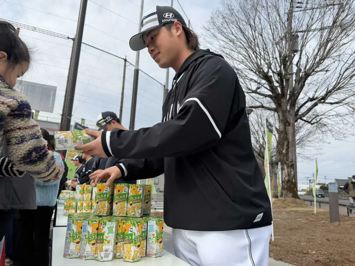 ロッテ、キャンプ地・都城市でバレンタイン企画　ファンに「コアラのマーチ」をプレゼント - スポニチ Sponichi Annex 野球