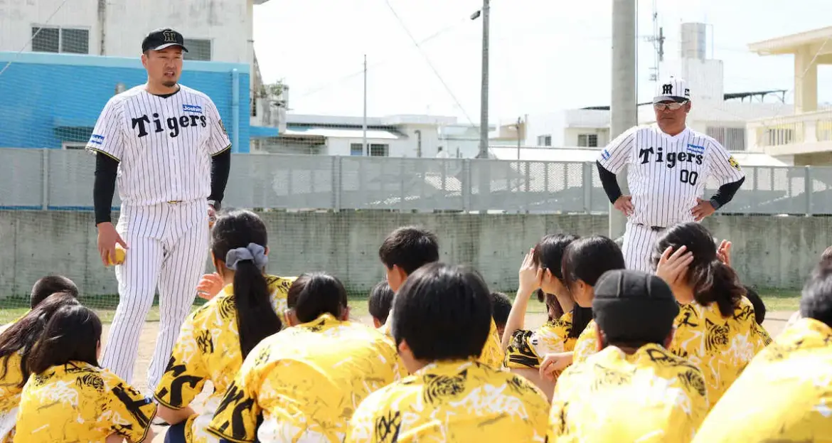 プロが教える送球の基本動作は？阪神キャンプ地での「ゲストティーチャー」でOB秋山氏がコツを伝授 - スポニチ Sponichi Annex 野球