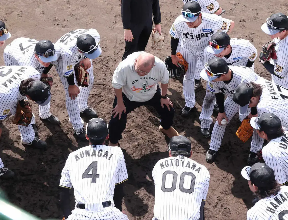 阪神キャンプに“福の神”来た～！笑福亭鶴瓶が電撃訪問　藤川監督「待ち受け画面にすると運気が上がる」 - スポニチ Sponichi Annex 野球