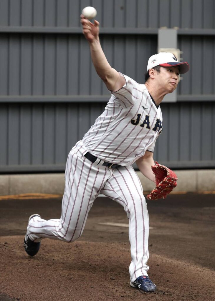 ブルペンで力投する種市篤暉（カメラ・岩田　大補）