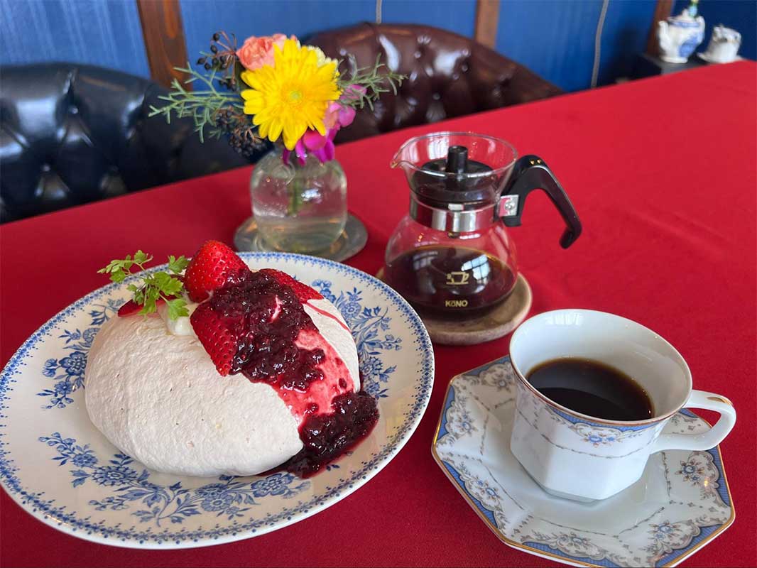 英国風カフェで心やすらぐひとときを。「BASSHILINE COFFEE（バッシラインコーヒー）」のスペシャルティコーヒーと絶品パブロバケーキ（沖縄市）