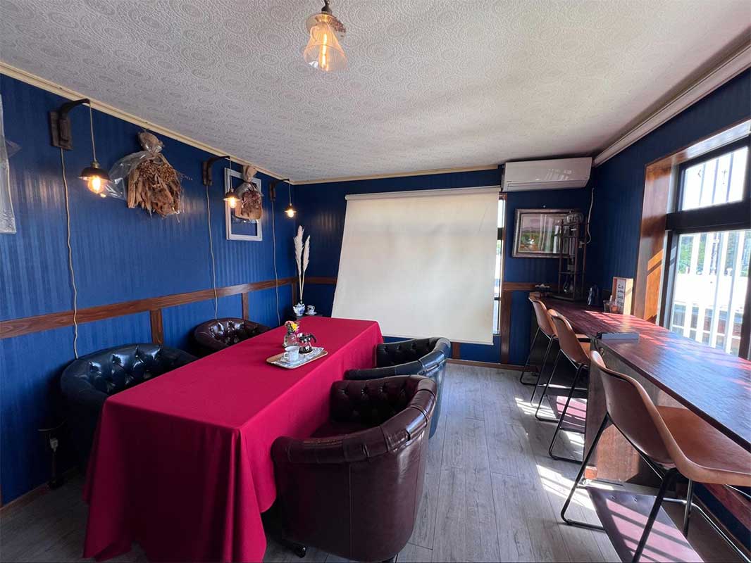 英国風カフェで心やすらぐひとときを。「BASSHILINE COFFEE（バッシラインコーヒー）」のスペシャルティコーヒーと絶品パブロバケーキ（沖縄市）