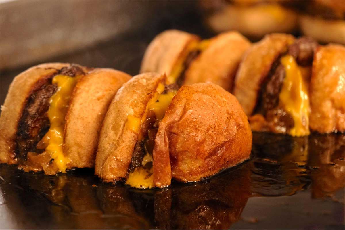 日本一の「和バーガー」が沖縄初上陸！『BRISK STAND』が名護にグランドオープン　“2度焼き”する香ばしいバーガーにかぶりつけ！