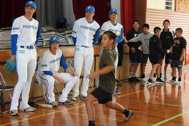 日本ハム４選手　児童と交流　ゲームやプレゼント楽しむ辺土名小
