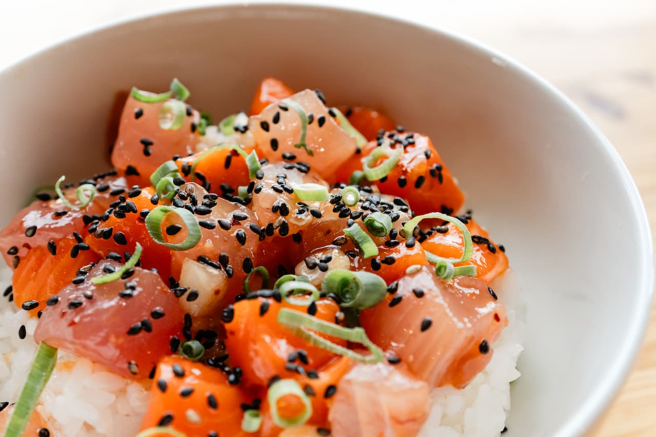 新鮮な沖縄の恵みを味わう、ハワイ生まれのポケボウル専門店「Poke Boo（ポケブー）名護店」