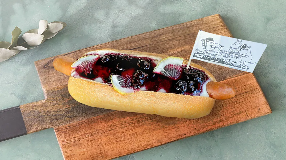 ベリーソースが主役のムーミンホットドッグ【パ・リーググルメ部 #1】|パ・リーグ.com|プロ野球 ムーミンホットドッグ ©H.N.F.