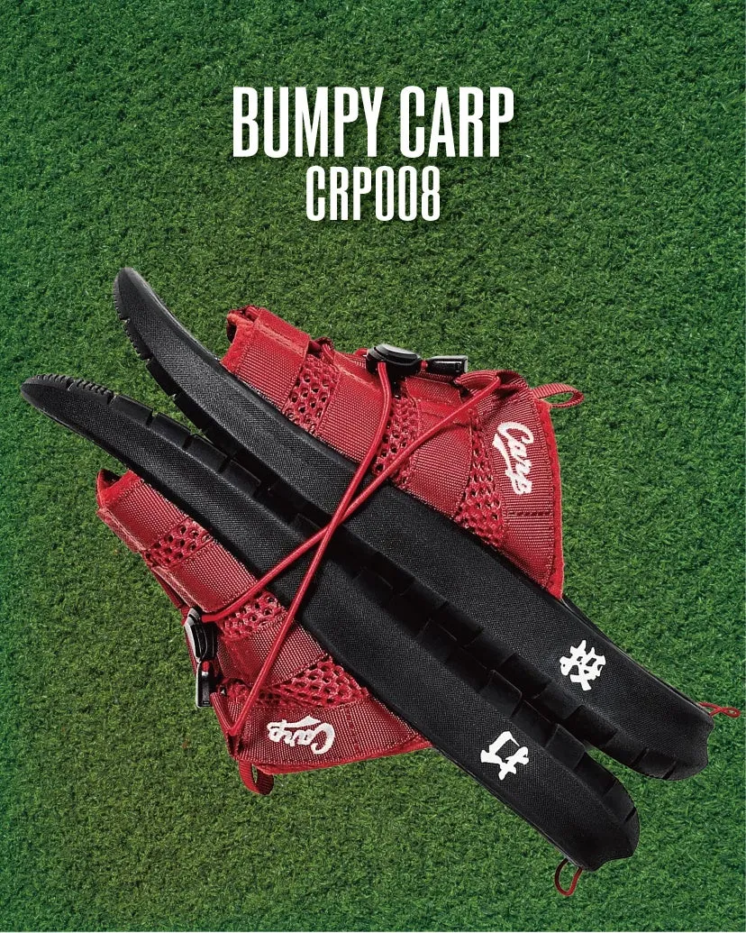 広島東洋カープのグッズと思われる、赤いバッグと黒い物体が写った画像です。バッグには「Carp」のロゴが、黒い物体には漢字が書かれています。