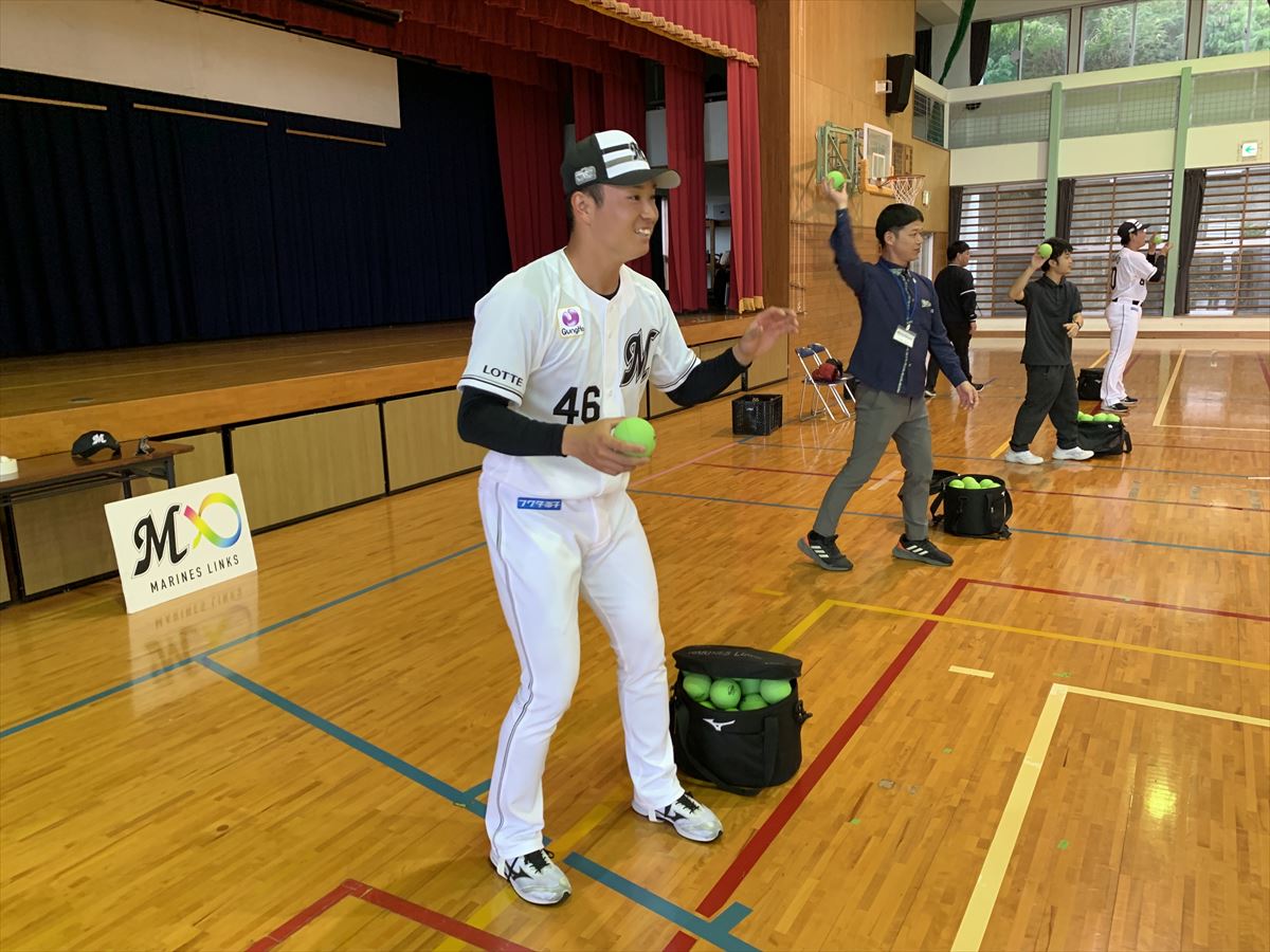 「たくさんの力をもらった!」千葉ロッテマリーンズ 冨士隼斗投手、大聖投手がキャンプ地糸満の小学校を訪問