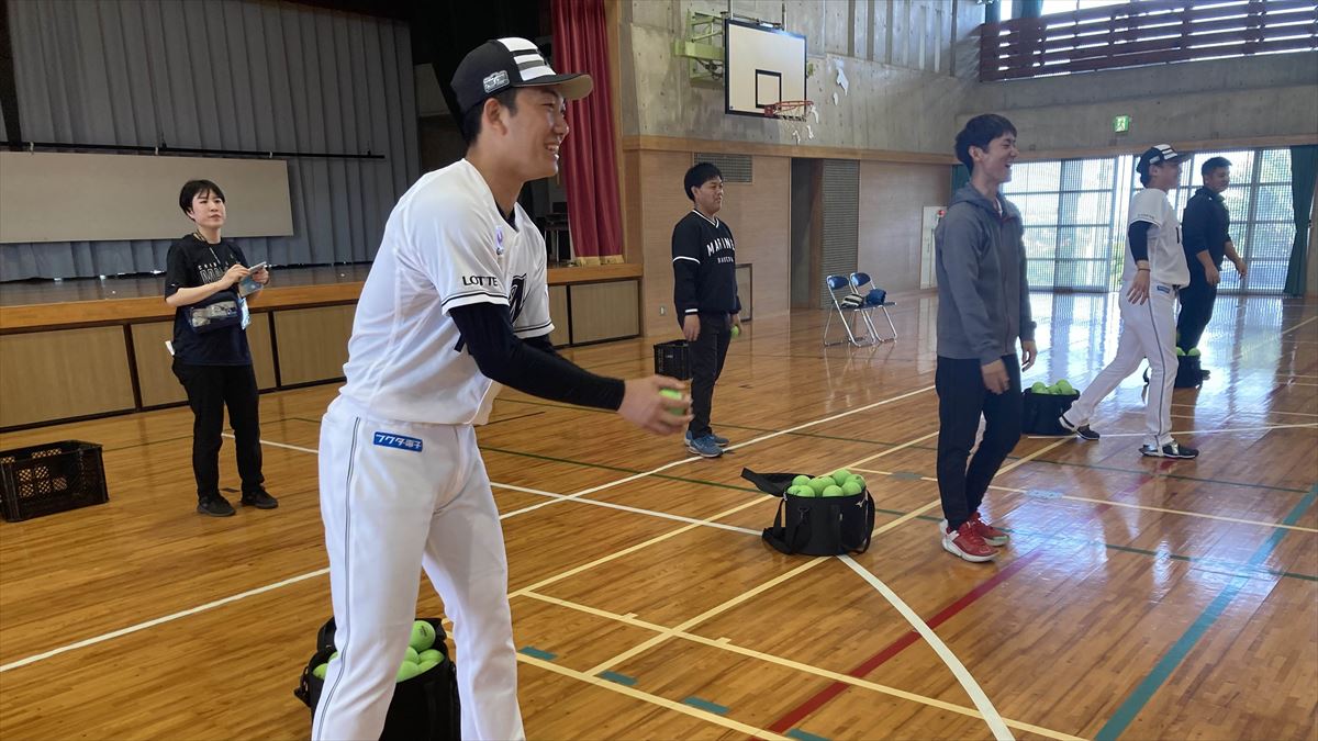 「思い出してくれる選手になれるよう…」千葉ロッテマリーンズ 毛利海大投手、石垣元気投手がキャンプ地糸満の小学校を訪問