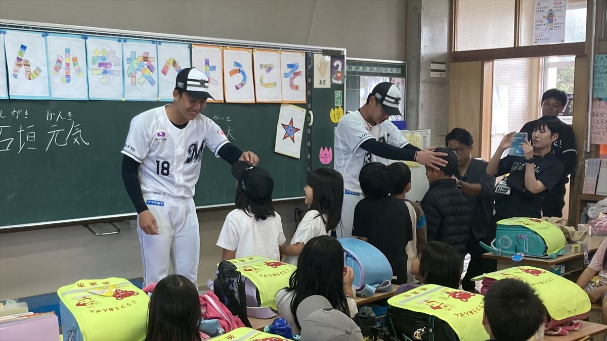 「思い出してくれる選手になれるよう…」千葉ロッテマリーンズ 毛利海大投手、石垣元気投手がキャンプ地糸満の小学校を訪問