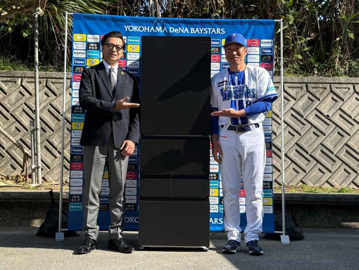 画像1: ハイセンス、2026年シーズンも横浜DeNAベイスターズを全力サポート。沖縄キャンプを訪れ、大画面テレビと大型冷蔵庫を寄贈