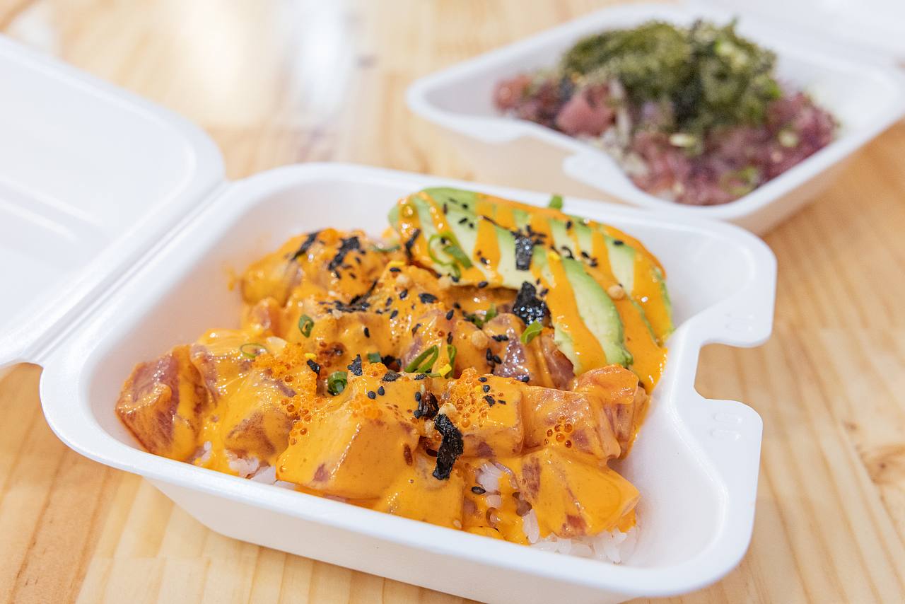 漁師が釣った沖縄県産のマグロを使って5種類のポキ丼を堪能する「Fisherman's poke純TSUNA（フィッシャーマンズ ポケ ツナ）」【北谷町】