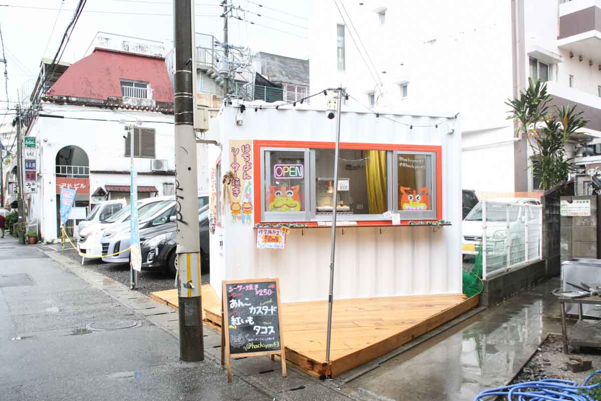 国際通りの食べ歩きグルメの新定番！もちもち生地のシーサー焼きがスイーツ系からおかず系まで揃う「はちよん」（那覇市）