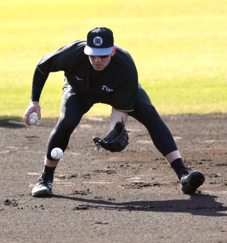 紅白戦で拙守の阪神・ディベイニー、藤川監督が見守るなか約30分の早出特守　田中コーチのアドバイスに「All right！」