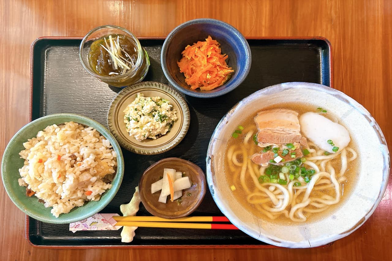 戦禍を生き抜いた築134年の琉球古民家「茶処 真壁(まかべ)ちなー」で味わう定番の沖縄そばセット(糸満市)