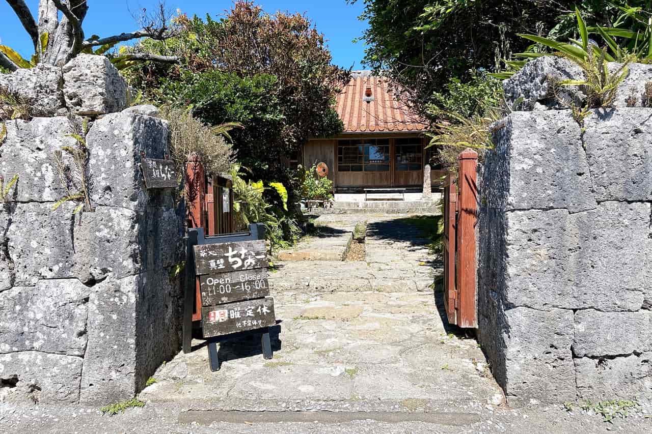 戦禍を生き抜いた築134年の琉球古民家「茶処 真壁(まかべ)ちなー」で味わう定番の沖縄そばセット(糸満市)