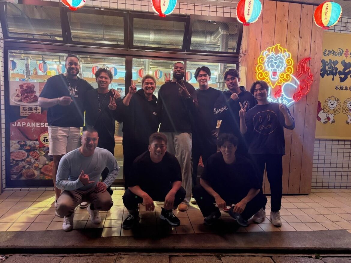 「チームの雰囲気が最高」千葉ロッテ・藤田和樹、石垣島キャンプで外野手集合ショット | 話題の投稿 | スポーツブル (スポブル)