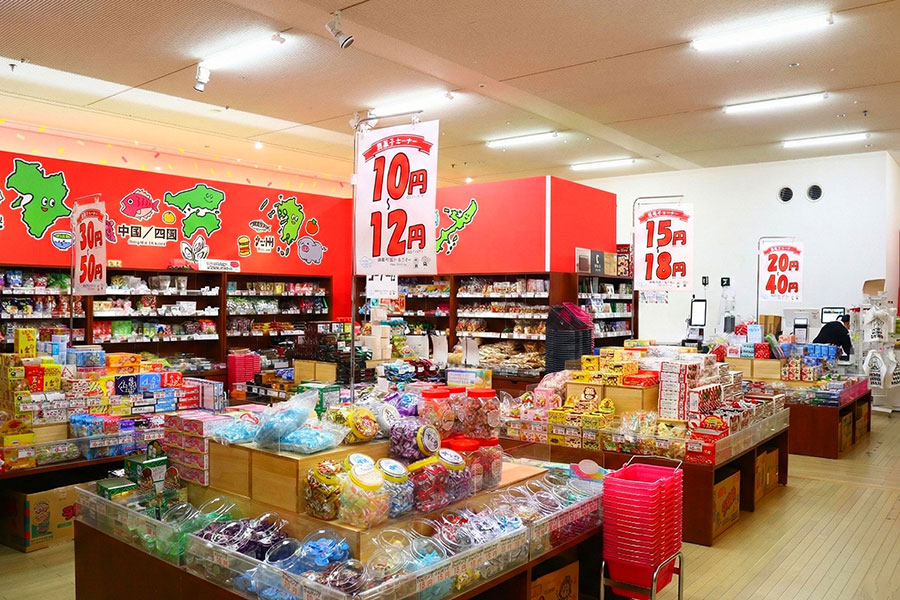 お菓子ミュージアムは駄菓子の品ぞろえも豊富（お菓子ミュージアム天保山）