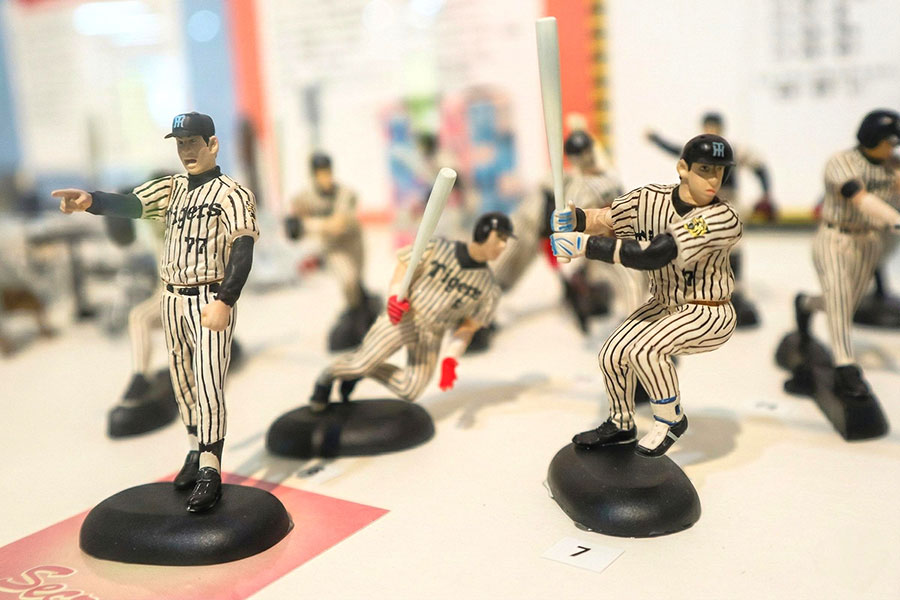 これは阪神タイガース　左の77番は星野仙一さんを彷彿とさせる（チョコエッグ）（お菓子ミュージアム天保山）