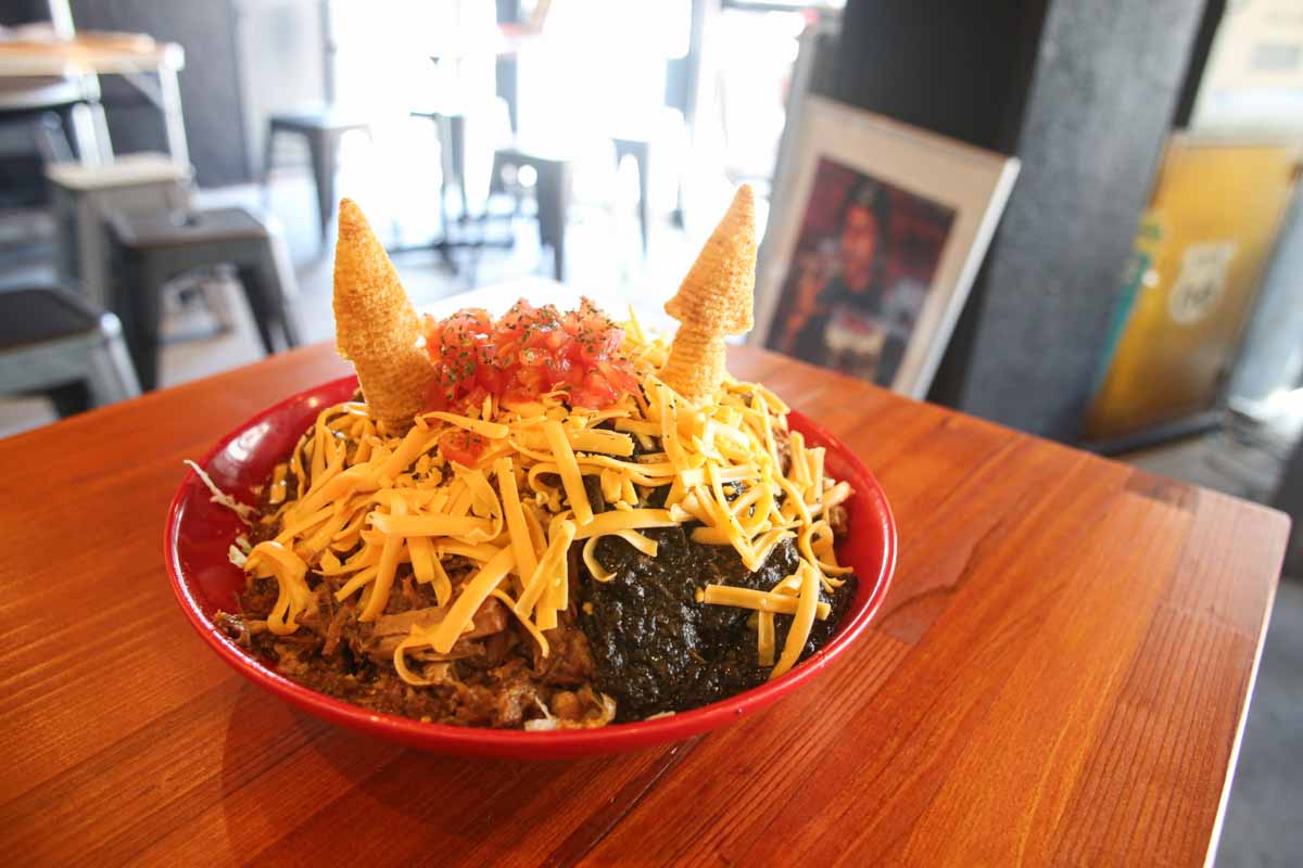 タコライスならぬ“タコスライス”！4つの味わいを一度で楽しめる1キログラム超えの鬼タコライスが絶品の「OKINAWA 鬼 TACORICE」（那覇市）