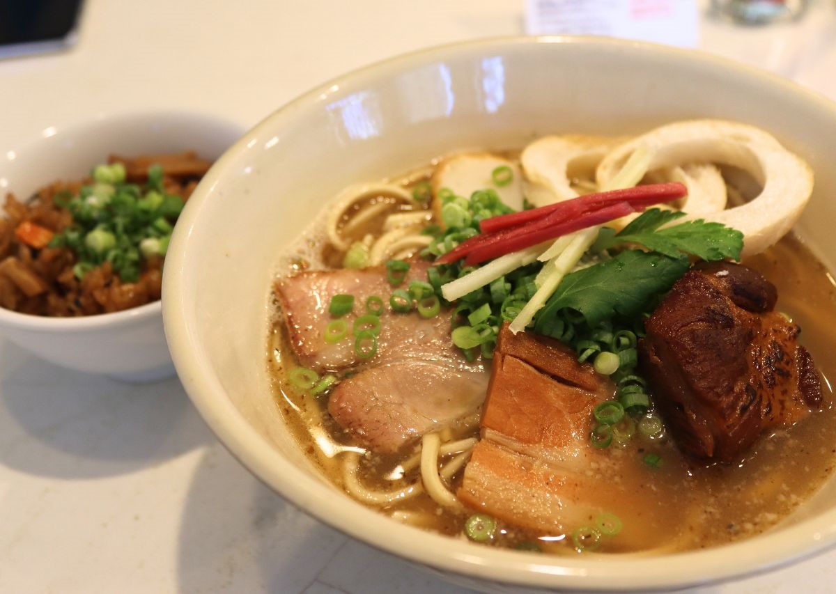 沖縄そばはあっさり派？こってり派？迷ったら「SOBA DAY（ソバデイ）」の”こっさり”！（那覇市）