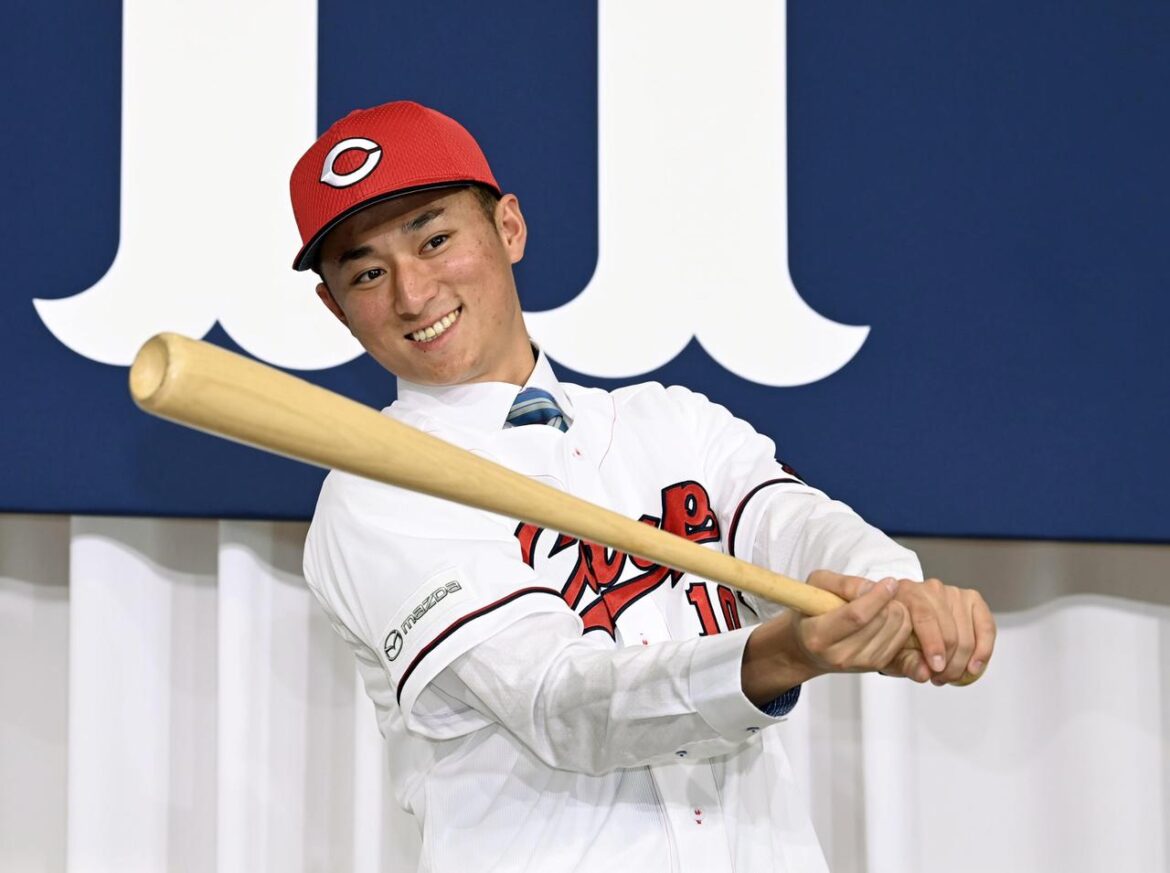 画像: 青山学院大では、西川（ロッテ）、小田（今季から横浜DeNAに加入）らと主軸を担った佐々木は、怪我に泣かされた。侍ジャパンのサポートメンバーとして存在感を示した今季の飛躍が期待される。写真：共同通信