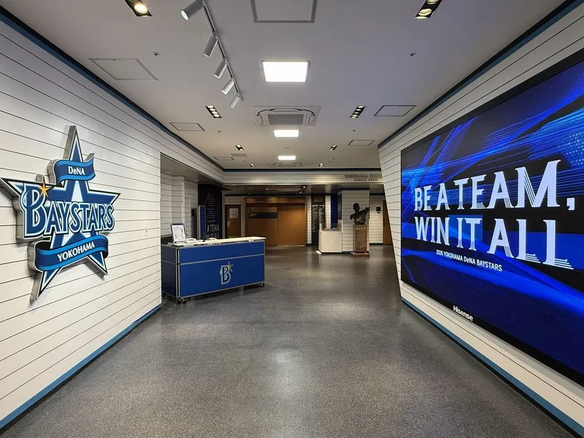 球団の世界観と一体化した関係者入口エリアの設置風景