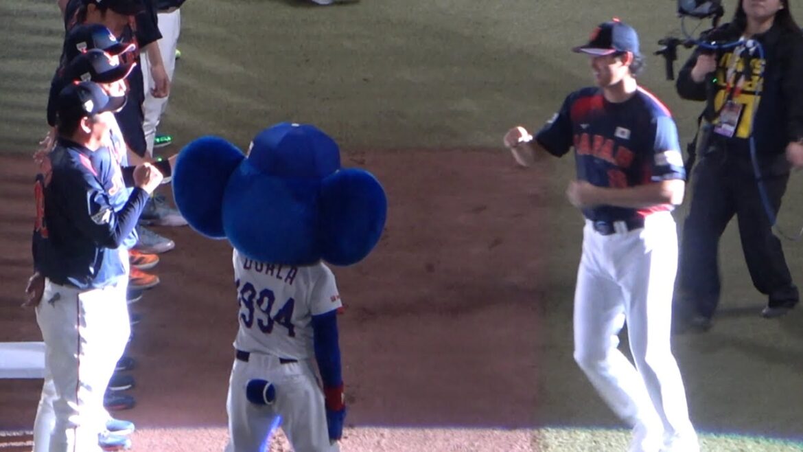 侍ジャパンの選手たちを迎えるドアラ！ドアラの方に走ってくる大谷！